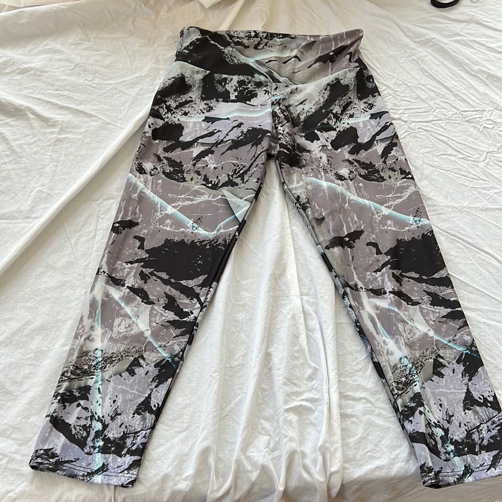 Onzie Cropped Leggings XS